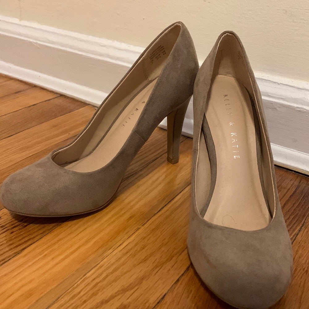 Gently used LIKE NEW Kelly &Katie size 7 Suede pumps